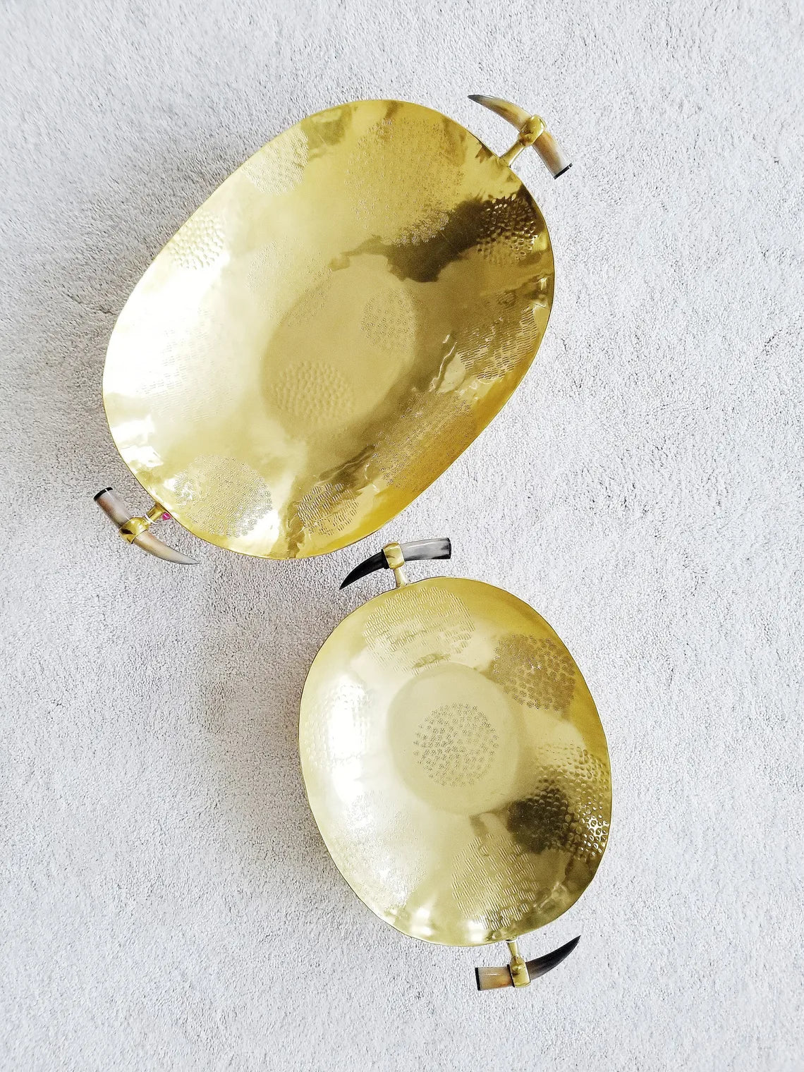 HAMMERED BRASS AND HORN HANDLE SERVING PLATTER/TRAY