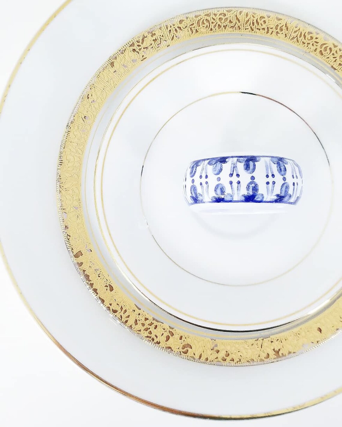 VINTAGE HANDPAINTED PORCELAIN BLUE AND WHITE CHINOISERIE FLORAL NAPKIN RINGS