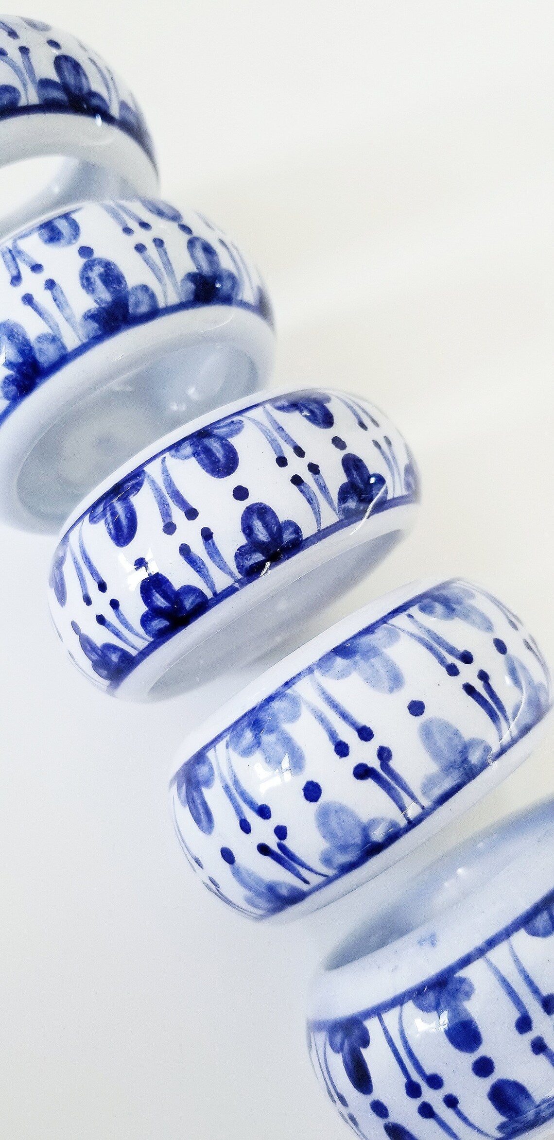 VINTAGE HANDPAINTED PORCELAIN BLUE AND WHITE CHINOISERIE FLORAL NAPKIN RINGS
