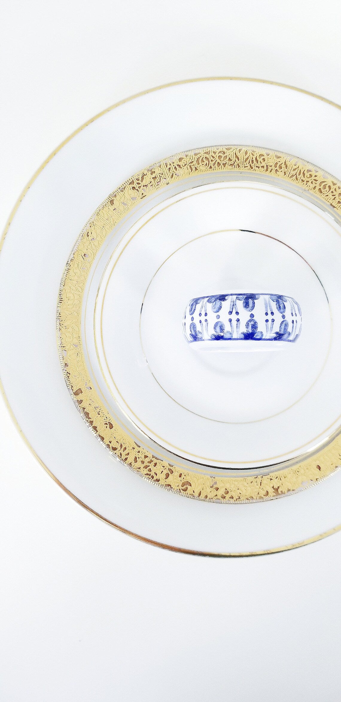 VINTAGE HANDPAINTED PORCELAIN BLUE AND WHITE CHINOISERIE FLORAL NAPKIN RINGS