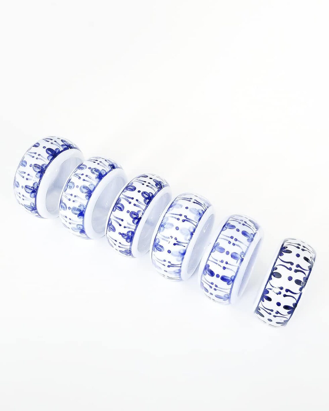 VINTAGE HANDPAINTED PORCELAIN BLUE AND WHITE CHINOISERIE FLORAL NAPKIN RINGS