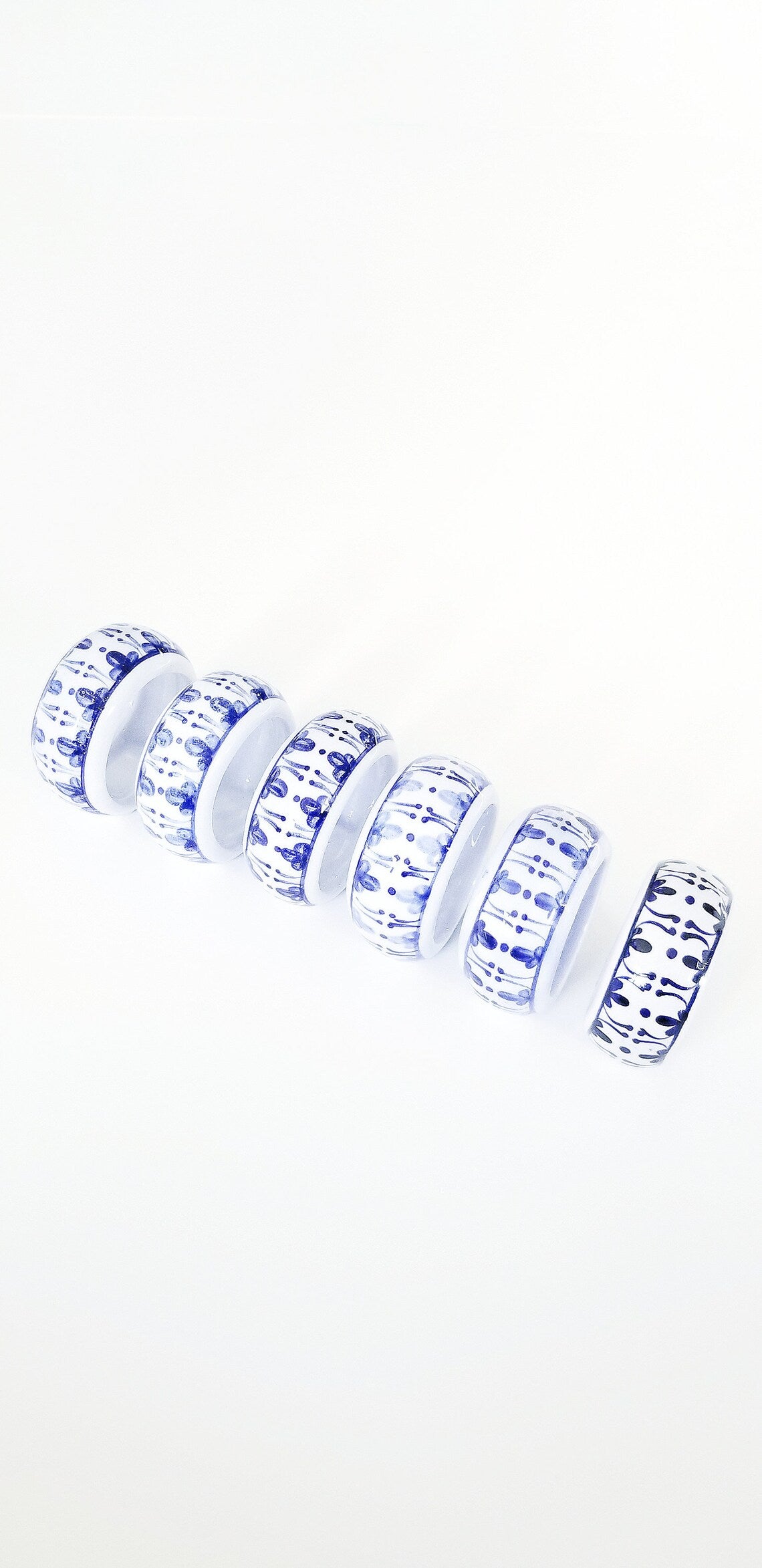 VINTAGE HANDPAINTED PORCELAIN BLUE AND WHITE CHINOISERIE FLORAL NAPKIN RINGS