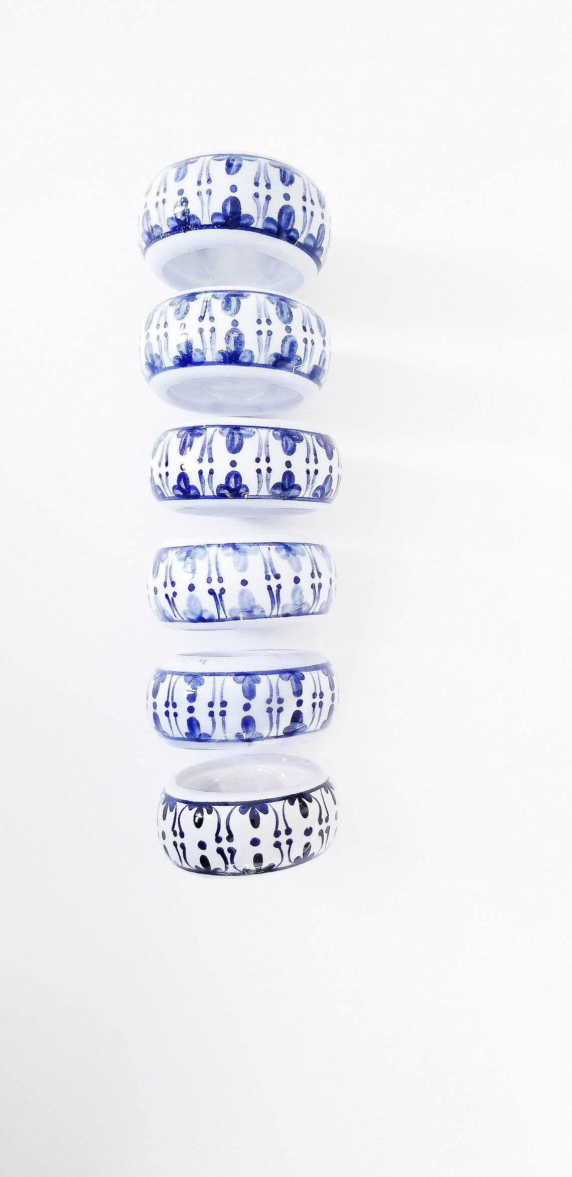 VINTAGE HANDPAINTED PORCELAIN BLUE AND WHITE CHINOISERIE FLORAL NAPKIN RINGS