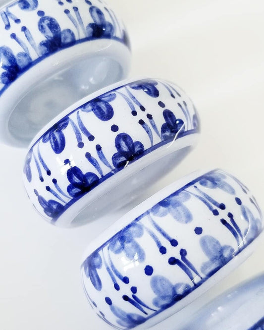 VINTAGE HANDPAINTED PORCELAIN BLUE AND WHITE CHINOISERIE FLORAL NAPKIN RINGS