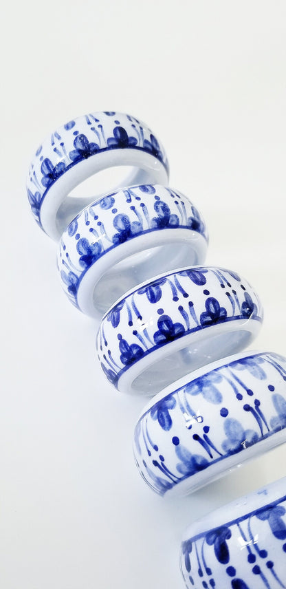 VINTAGE HANDPAINTED PORCELAIN BLUE AND WHITE CHINOISERIE FLORAL NAPKIN RINGS